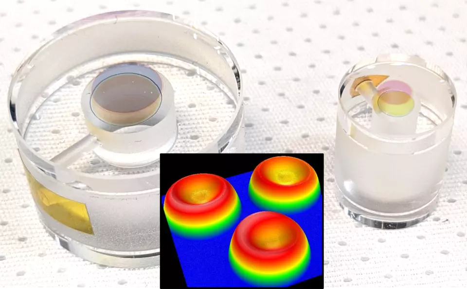 Two cylindrical resonator structures with inset of heatmapped view of three round micromirrors.