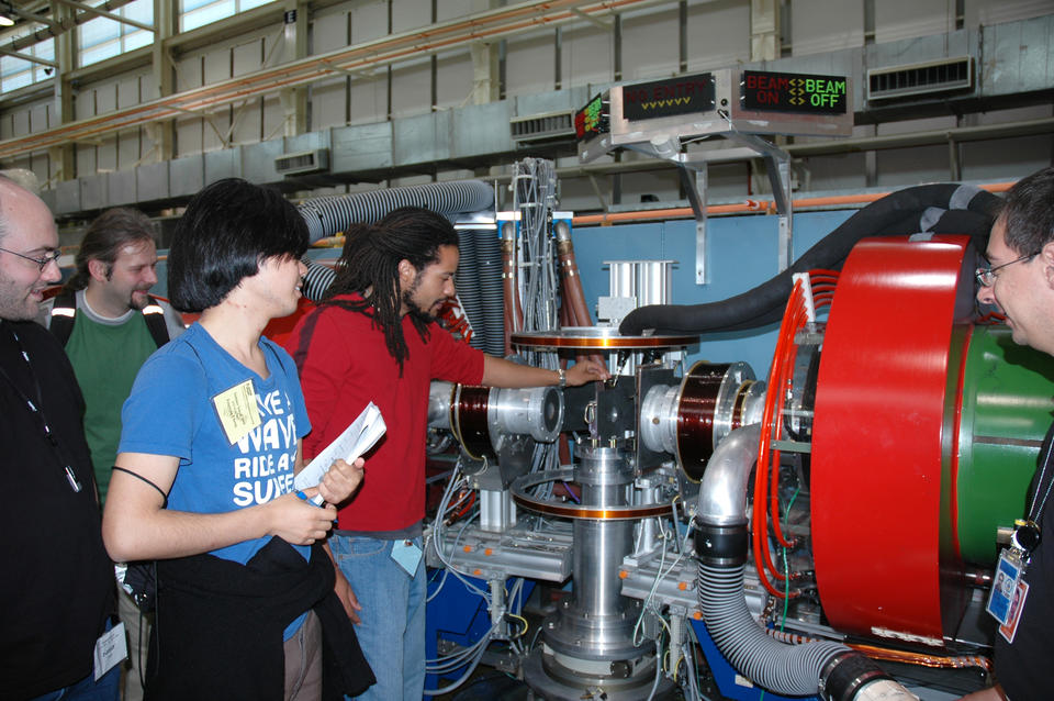 3 students around a spin echo spectrometer