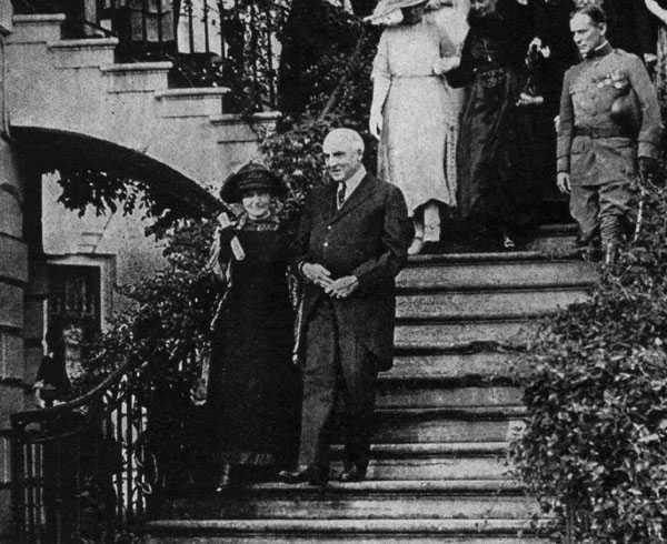 Marie Curie and President Harding on the steps of the White House
