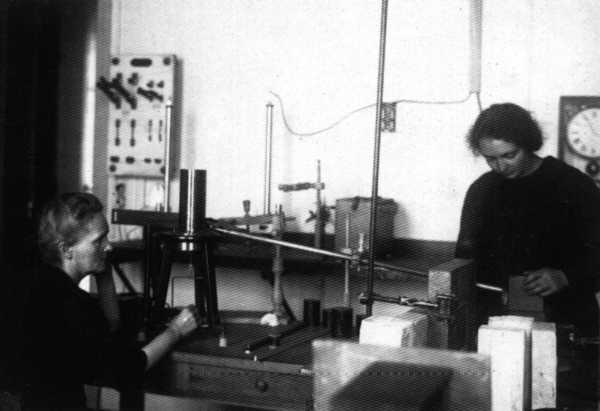 Marie Curie and her daughter Irène in their laboratory