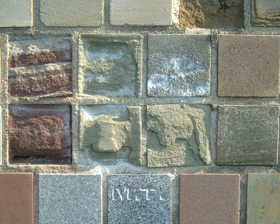 Stone Wall area surrounding Stone: 8RB43
